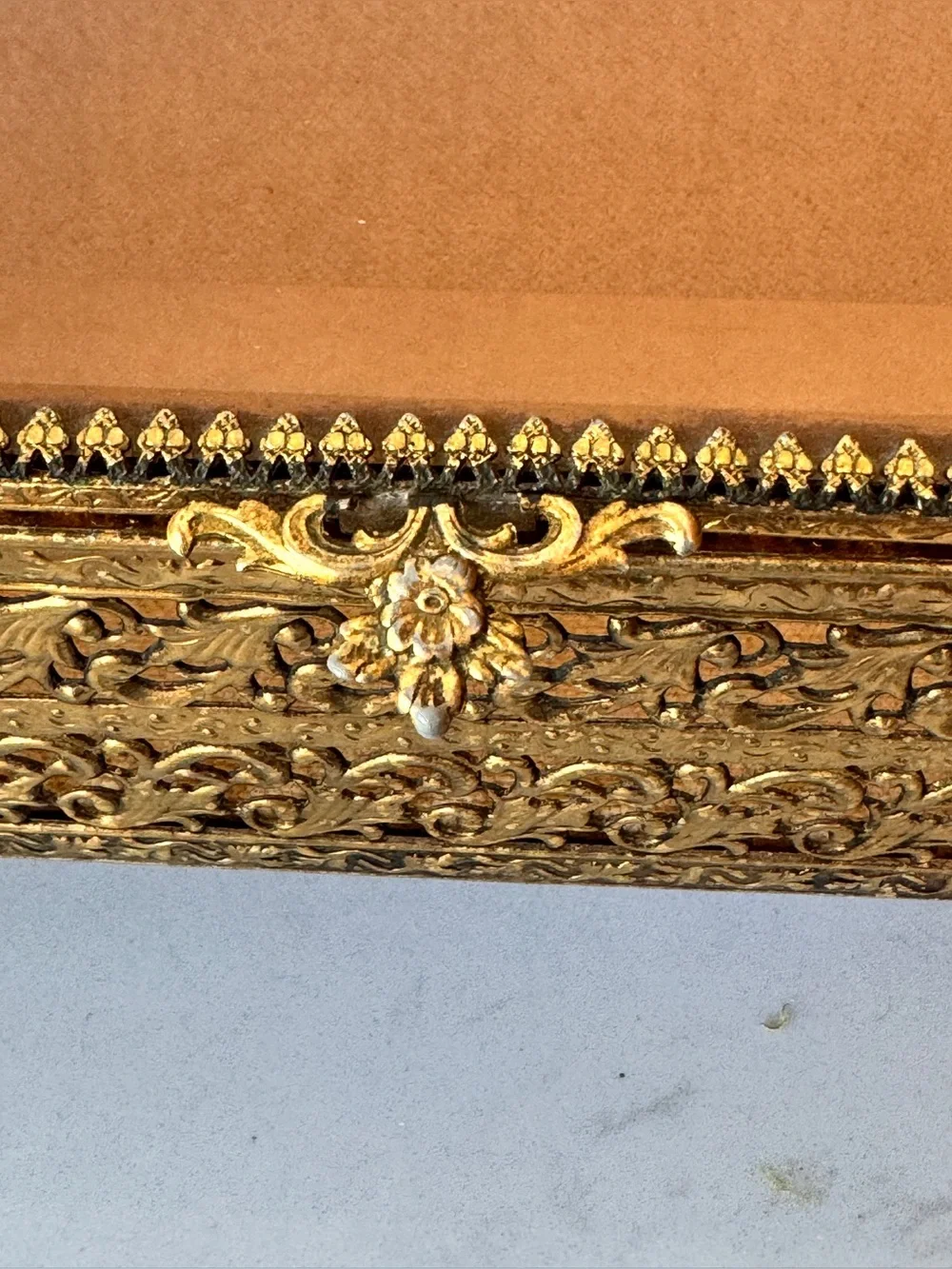 Vintage Ormolu Filigree Beveled Glass Jewelry Box with Cherub Feet - Picture 8 of 9